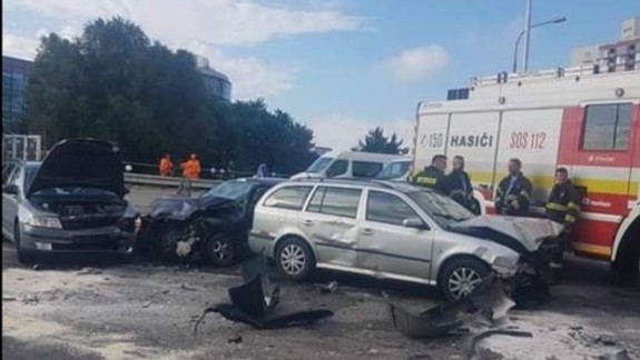 Nehoda: Na Kopčianskej sa ráno zrazili tri autá
