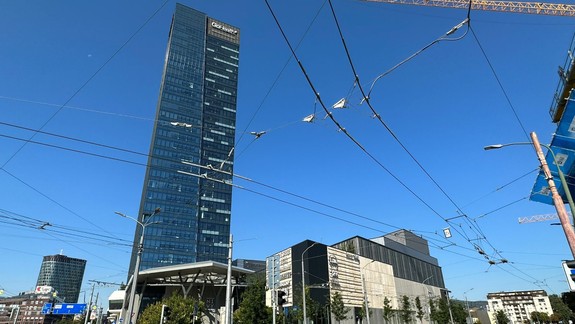 Vybehnete po schodoch tejto budovy na 28. poschodie? Zapojte sa do súťaže v netradičnom športe