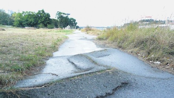 Chodník je zničený, samospráva ho chce opraviť