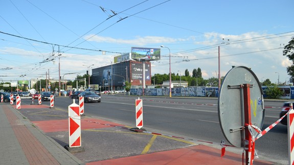 Zlom na komunikácii pri zastávke MHD Svätoplukova po roku opravili