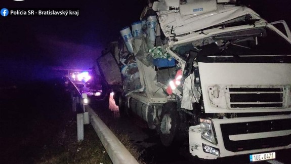 Nehoda kamiónov na D2: Prvý narazil do betónového piliera, druhý do prvého
