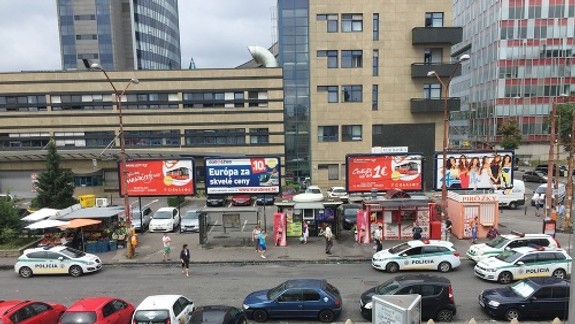 Mŕtvy muž pred autobusovou stanicou: Neviete, o koho ide?