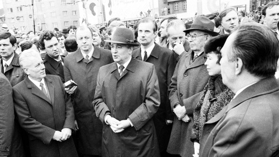 HISTÓRIA - Na jar 1987 navštívil Michail Gorbačov Bratislavu a v uliciach ho vítali tisícky ľudí, aj keď bola sobota...