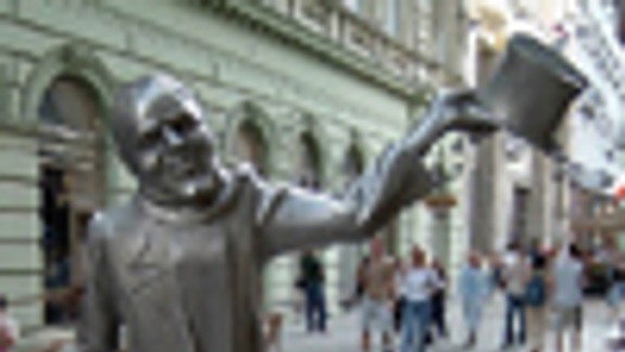 Schöner Náci klobúkom poranil chodca