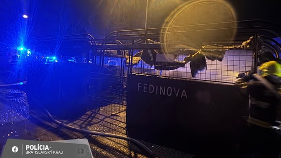 Na Fedinovej horeli kontajnery, oheň zničil aj autá
