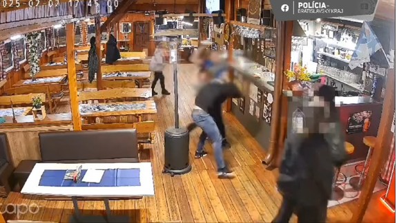 VIDEO Údery pollitrovým pohárom do hlavy:  Agresívny muž v petržalskom podniku napadol personál