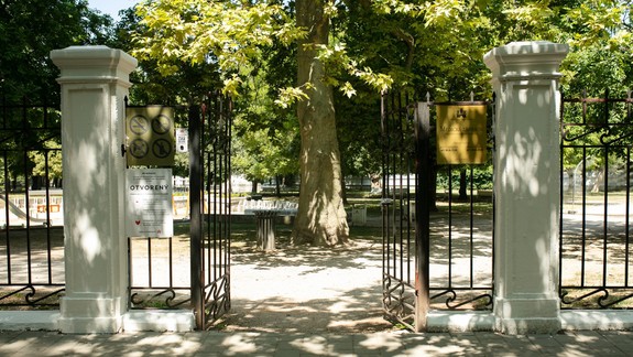 FOTO: Medická záhrada prechádza obnovou, rekonštrukcie sa dočkali aj zničené lavičky
