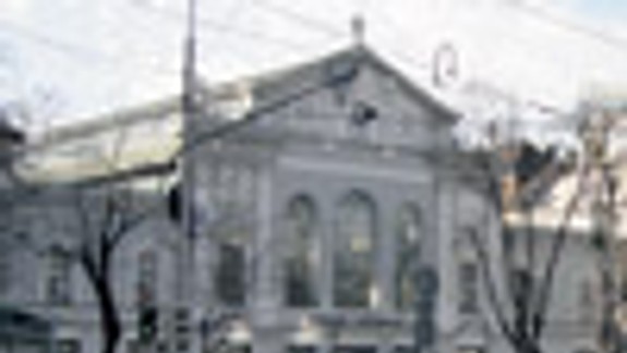 Námestím SNP sa preháňajú drzí vodiči