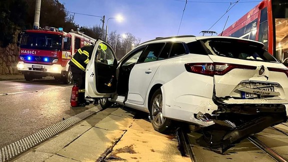 FOTO: Na Botanickej sa ráno zrazili dve autá, jeden z vodičov ušiel