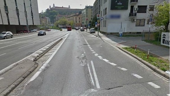 Policajti pátrajú po totožnosti mŕtveho muža na Staromestskej ulici