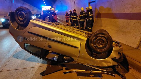 V tuneli Sitina sa prevrátilo osobné auto