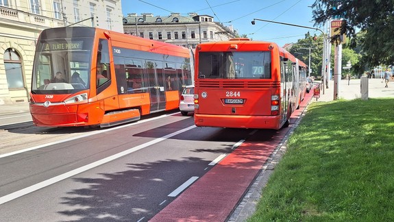 Veľká debata po prvej kolízii na nábreží Dunaja: Zmestia sa autobusy do jazdných pruhov?