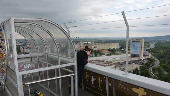 Dievča, ktoré spadlo z Mosta SNP, žije - už je pri vedomí a komunikuje s okolím!