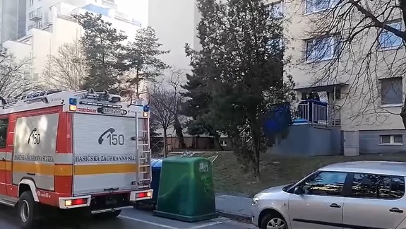 VIDEO: Tragédia na Trhovej ulici v Dúbravke - po skoku z okna tu vyhasol život mladého muža!