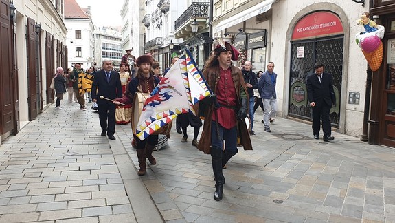 FOTO: Odpečatením mestských brán sa začala letná turistická sezóna