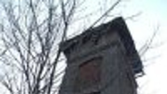 Opravujú poškodenú vežu pri Divadle Aréna