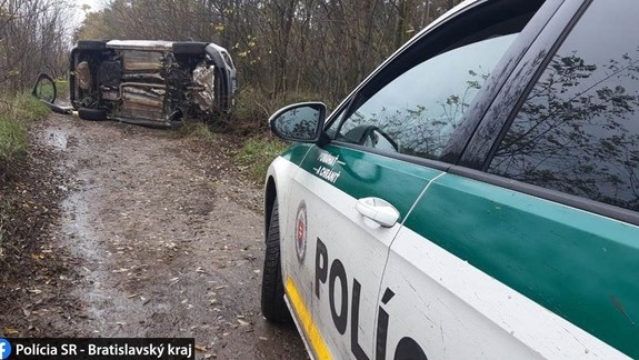 FOTO: Naháňačka na Záhorí sa skončila prevrátením auta aj s unikajúcim vodičom...