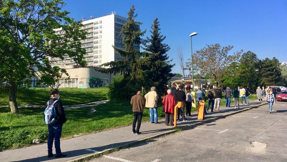VIDEO: V takýchto dlhých radoch musia pre koronu čakať na vyšetrenie bežní pacienti