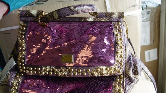 Bratislavskí colníci zadržali na pošte kabelku z pytóna