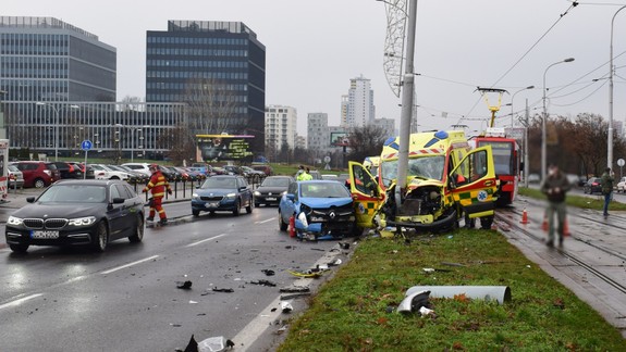 FOTO a VIDEO: Na Ružinovskej narazila sanitka do stĺpa - jej posádka utrpela vážne zranenia!