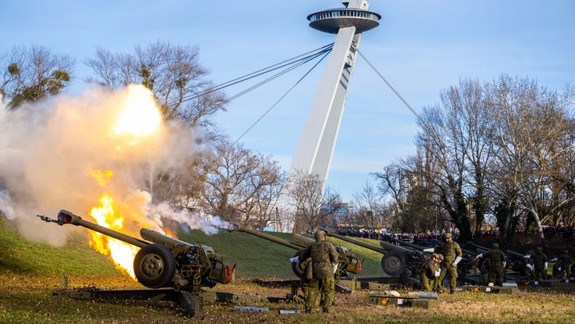 Vojaci si pripomenuli vznik samostatnej SR vypálením 21 delostreleckých sálv na nábreží
