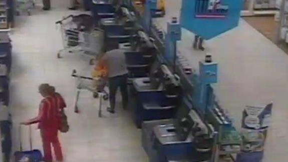 Nepoznáte náhodou ženu v červenom? Mohla by pomôcť polícii