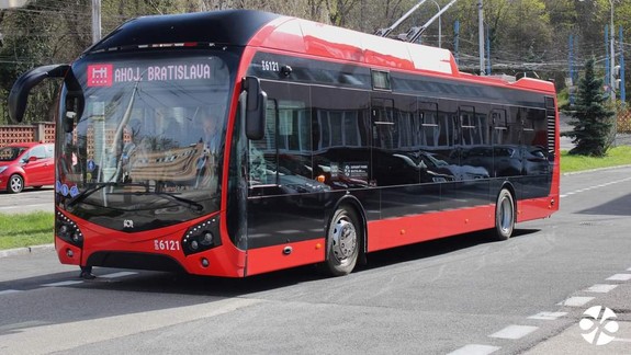 DPB vysvetľuje: Prečo sa trolejbusy odpájajú od trakčného vedenia?