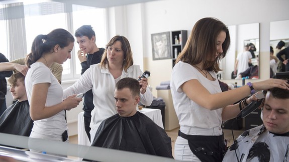 FOTO: BSK zriadil Barber salón v župnej škole na Svätoplukovej ulici - vyskúšali by ste služby študentov?