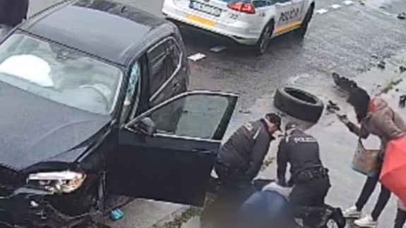 Policajti bojovali na Farského o život muža, ktorý po dopravnej nehode prestal dýchať