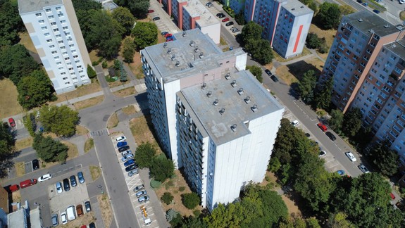 Koniec nekonečného príbehu: Petržalka začala s komplexnou obnovou bytového domu na Medveďovej 21