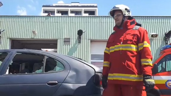 VIDEO Ako zachránite dieťa zavreté v aute? Tu je inštruktážne video ukazujúce správne rozbitie okna