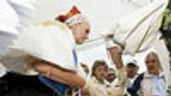 Na dožinkoch poskladali vyše 15-metrovú štrúdľu