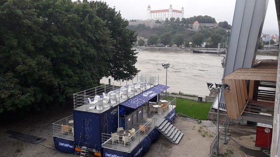 Drzosť! Po prvej nelegálnej stavbe pod Mostom SNP postavila tá istá firma ďalšiu