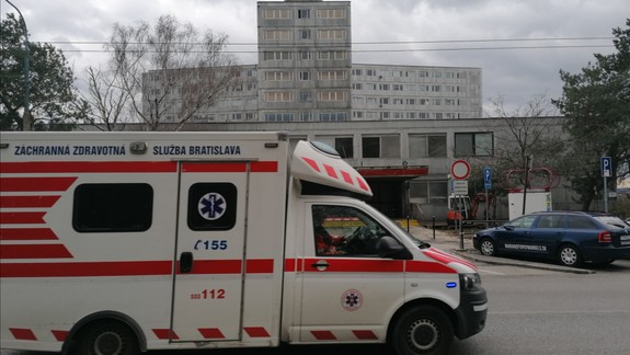 Pri podozrení na koronavírus k lekárovi po svojich: Chýbajú v Bratislave špeciálne sanitky?