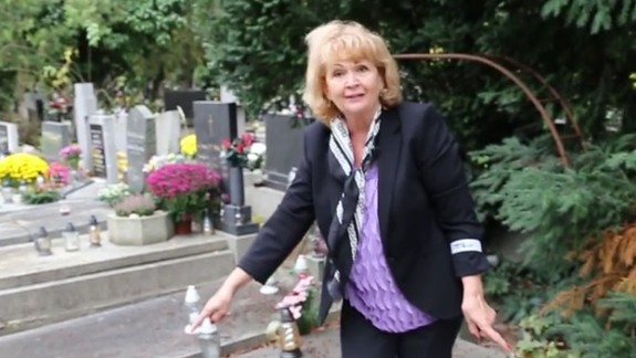 VIDEO: Policajti strážia cintoríny, pomáha im aj pani Gizka