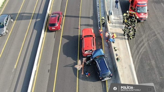 Na diaľnici D1 smerom z Bratislavy sa zrazili tri autá
