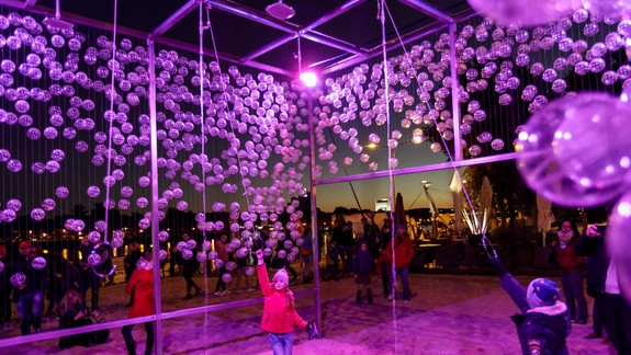 FOTO: Bratislava žila Bielou nocou, umenie do ulíc pritiahlo tisícky ľudí