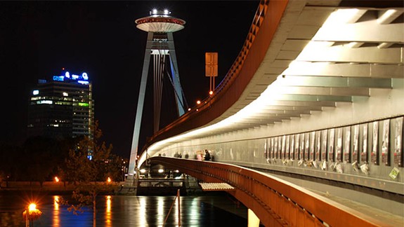 Bratislavčanka chcela skočiť z mosta, policajti jej v tom zabránili