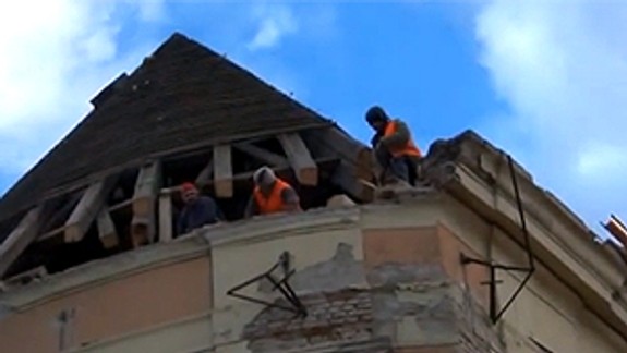 Z kostola na Veternej ulici spadlo lešenie a časť múra