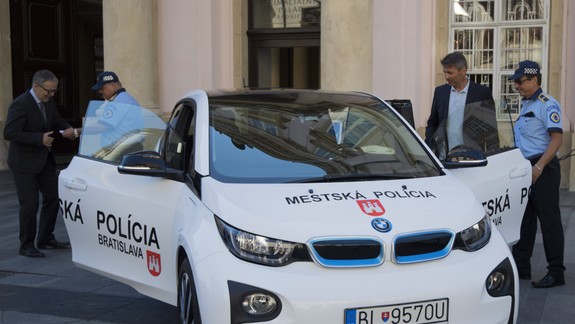 Po kolobežkách dostali mestskí policajti aj elektromobily