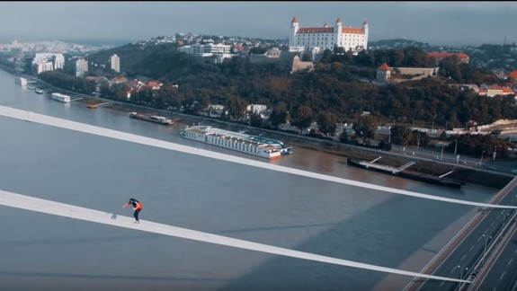 VIDEO: Mladík z Ukrajiny vyliezol na Most SNP - pri autentických záberoch nebudete ani dýchať!