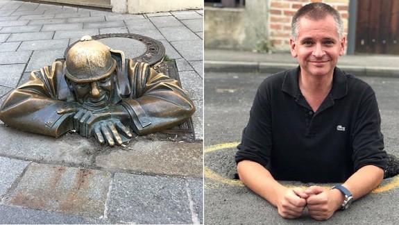 FOTO: Do najväčšieho výtlku v Ružinove sa takmer vopchá dospelý muž, hoci potom vyzerá ako Čumil!