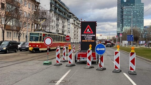 Uzavretý úsek cesty na Vajnorskej majú otvoriť v stredu