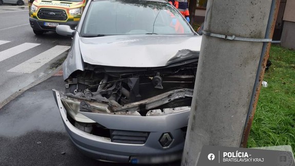 Nehoda na Mierovej: Staršieho vodiča našli policajti bezvládne ležať na chrbte vedľa auta