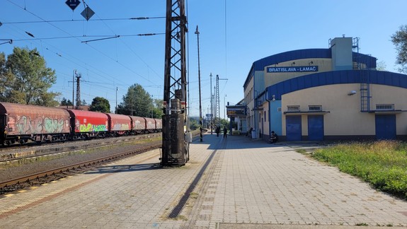 V Lamači zrazil vlak človeka, dopravu obmedzili