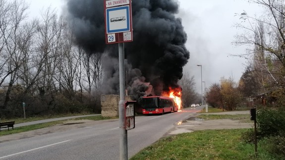 Autobus v plameňoch: V Bratislave dnes vzbĺkol autobus MHD
