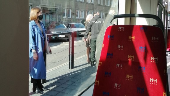 Koľko percent Slovákov obmedzilo počas pandémie sociálne kontakty a nosí rúška či respirátory?