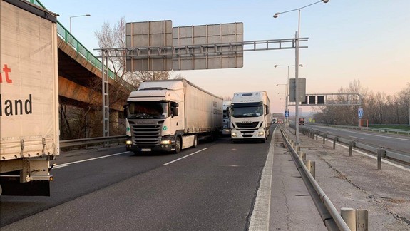 Polícia udelila 17. novembra výnimku na dojazd nákladiakov