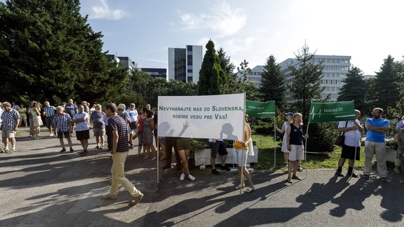 FOTO: Okolo 600 vedcov v Bratislave a v Košiciach prišlo vyjadriť podporu SAV