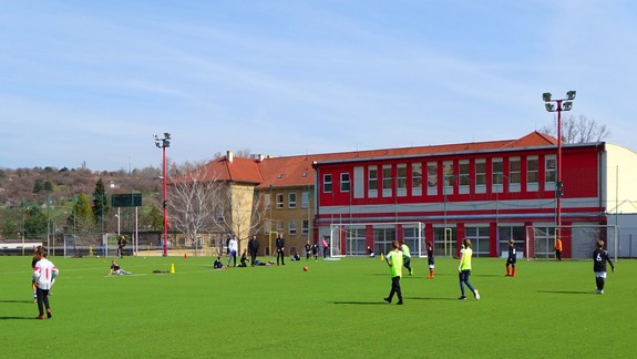 Futbalisti v Karlovej Vsi sa dočkajú nového trávnika na obľúbenom ihrisku
